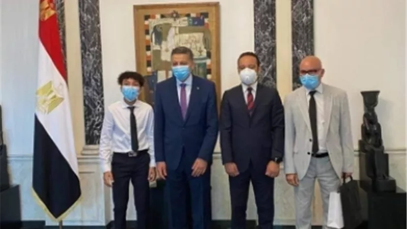 السفير عمر عامر يكرم رئيس لجنة الجيل الجديد