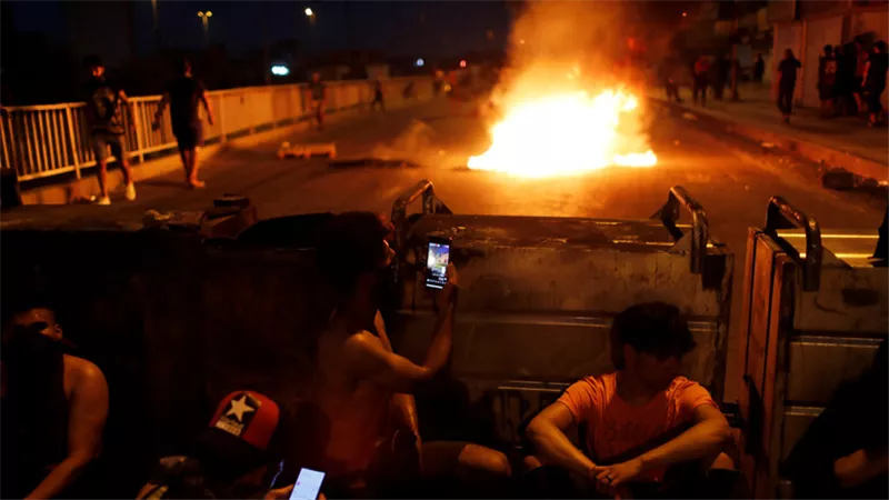 محتجون يحرقون مكتب مجلس النواب في البصرة
