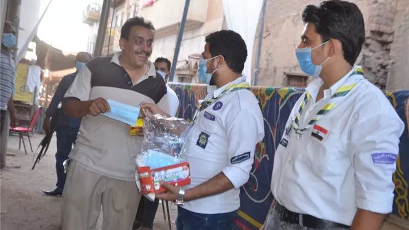 الكشافة الكنسية بإسنا توزع كمامات على الوافدين للإحتفال بعيد العذراء مريم