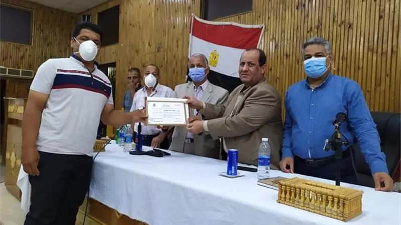 بيطرى الوادى الجديد يمنح شهادات تقدير للمتميزين بحملة التحصين ..صور