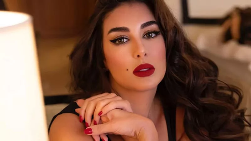 ياسمين صبرى تشعل انستجرام بفستان مشجر مثير.. صورة
