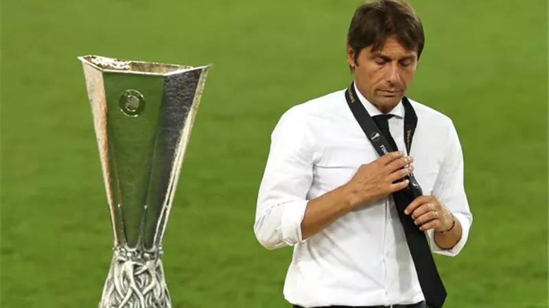 كونتي يلمح بالرحيل عن الإنتر بعد الهزيمة من إشبيلية وخسارة الدورى الأوروبى