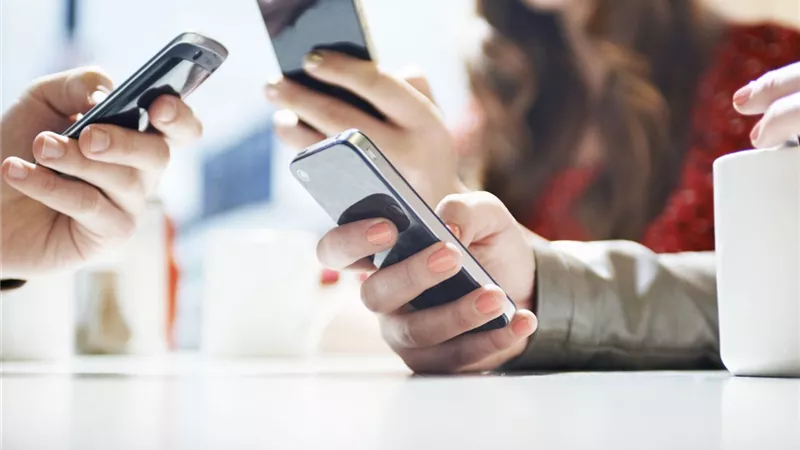 أشياء من الخطر وضعها بالقرب من الهاتف
