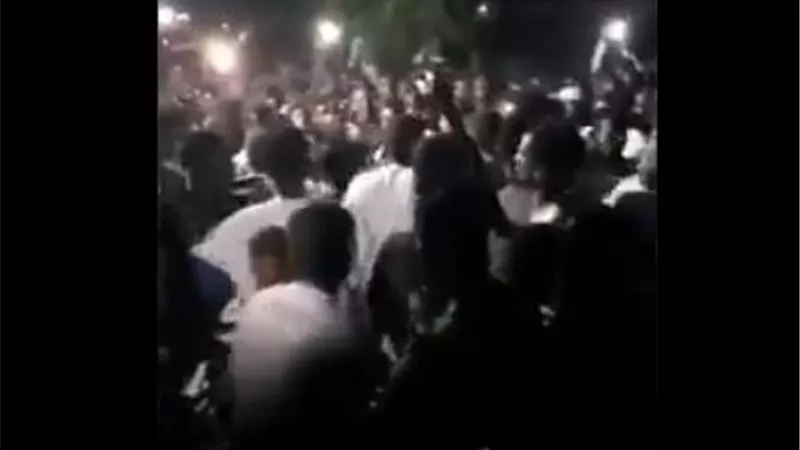 شاهد ...فنانة تتعرض لتحرش جماعي خلال حفل غنائي