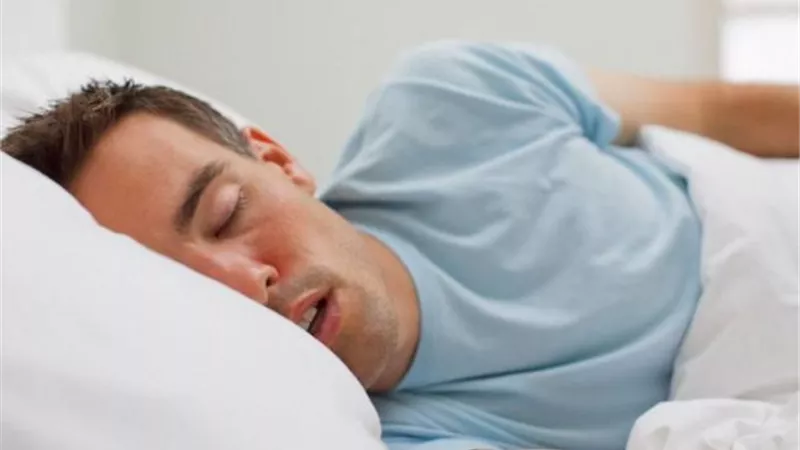 تتنفس ليلاً من فمك بدلاً من أنفك ..اليك العلاج