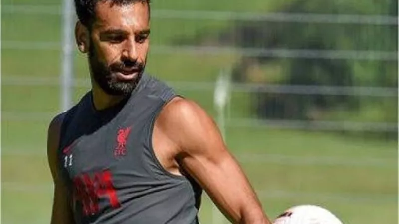 ظهير ايسر ليفربول يودع محمد صلاح فى فيديو ساخر