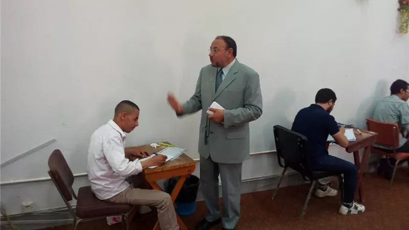 عبد المالك يتفقد لجان امتحانات الدراسات العليا بكلية أصول الدين