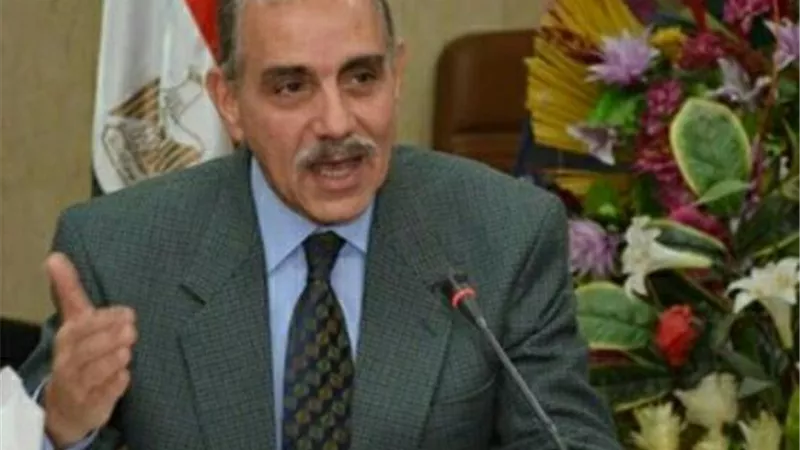 محافظ كفر الشيخ يتفقد منطقة غرب ويوجه بنقل الباعة الجائلين للهناجر المعدة لهم