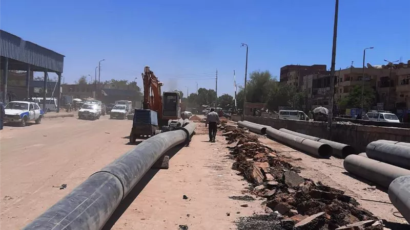 محافظ أسوان يتابع أعمال الرصف والبنية الأساسية بطريق السادات ويوجه بالإسراع