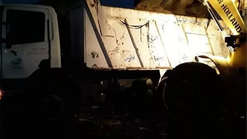 التدخل البيئى السريع ترفع 1235م3 قمامة من مركزى أبوكبير وكفرصقر