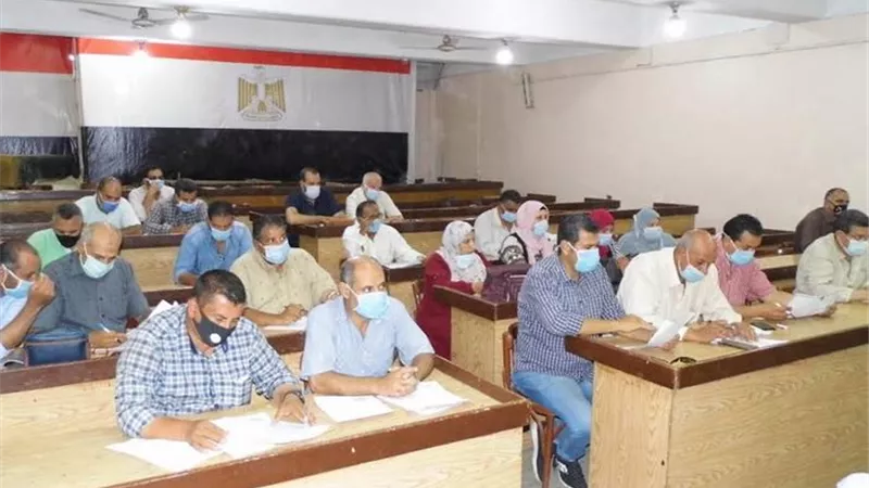 رئيس مدينة الزقازيق يبحث زيادة الموارد وحصر مخالفات البناء وأصول الوحدات المحلية وتفعيل قانون المصالحات