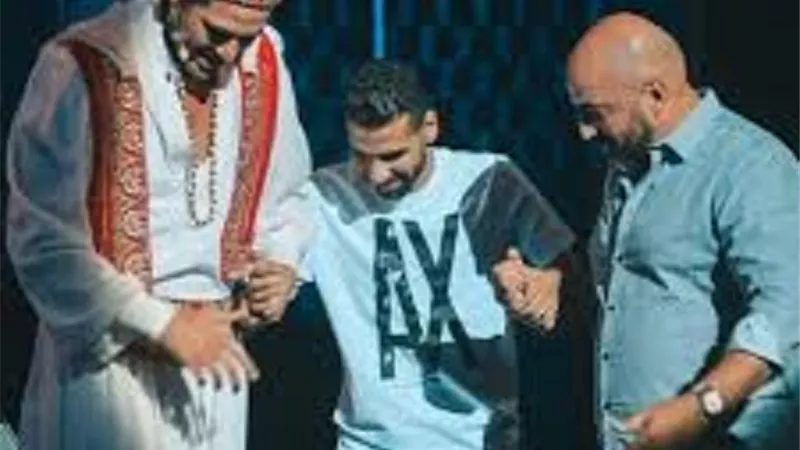 سبب انهيار مؤمن زكريا بالبكاء على مسرح أحمد عز