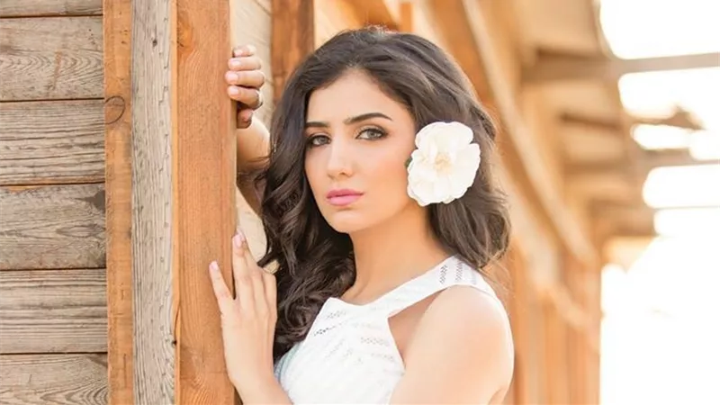 مى عمر تبهر محبيها باطلالة جذابة