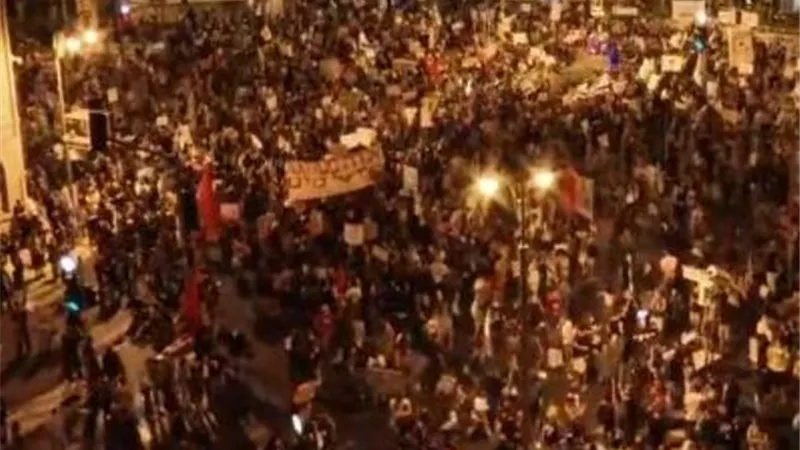 10 آلاف متظاهر يحتشدون أمام مقر إقامة نتنياهو ويطالبون باستقالته
