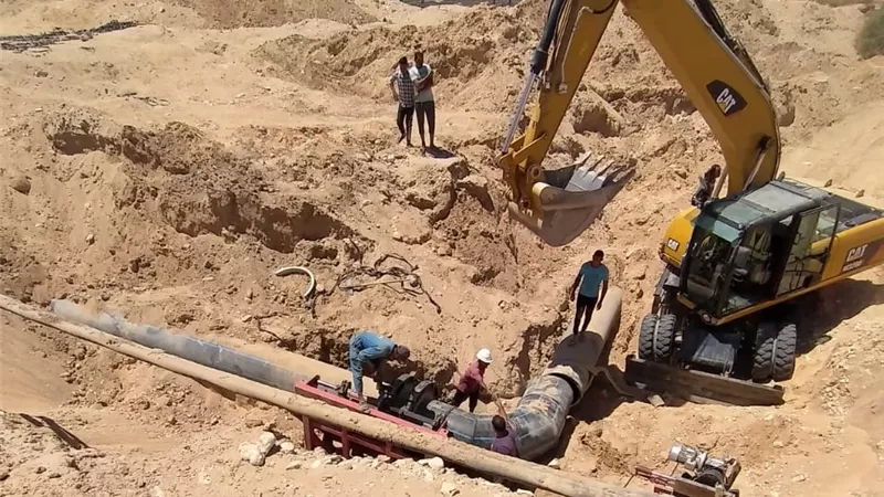 إصلاح كسر بالخط الرئيسى بمحطة الصرف الصحى بمدينة قنا
