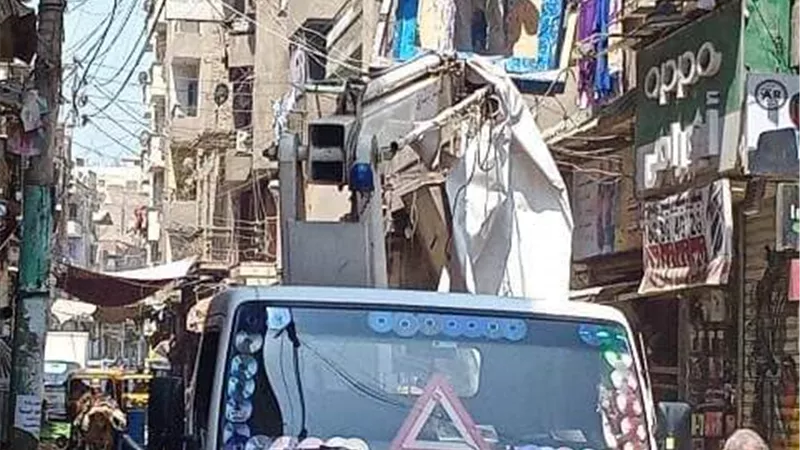 حملات لرفع الإشغالات والإعلانات المخالفة من الشوارع والطرق الرئيسية بالزقازيق وههيا