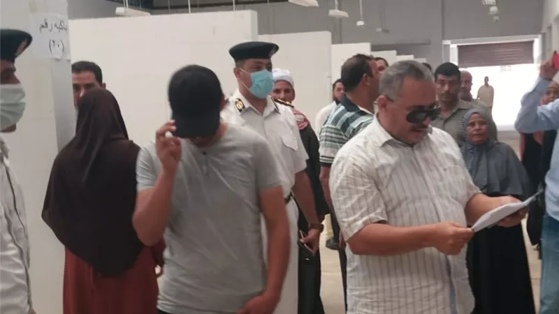 رئيس جهاز مدينة الفيوم الجديدة يُسلم 22 باكية بيع سلع بسويقة الحي الثالث