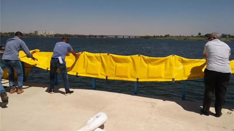 مياه أسيوط .. أول تجربة عملية للحواجز المطاطية لمأمونية المياه بمحطة نزلة عبداللاه