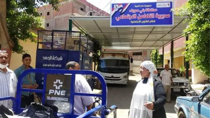 تروسكل وإعاشة لأسرة فقيرة فى بنى سويف.. بالصور
