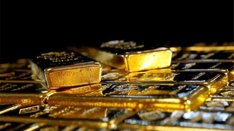 الذهب يهبط مع تعزز الشهية للمخاطرة وسط آمال في علاج للفيروس