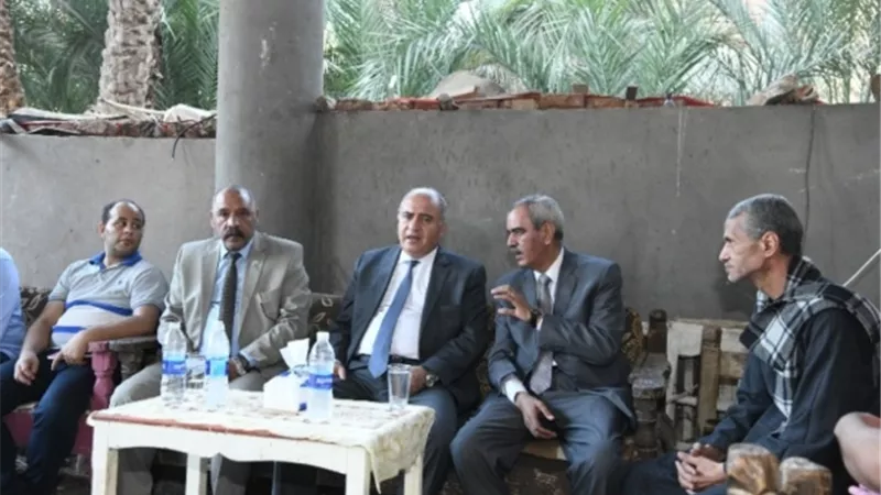 محافظ قنا يعزى أسر ضحايا انقلاب سيارة ميكروباص بطابا