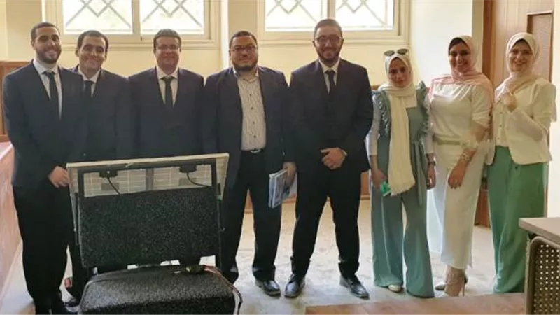 طلاب هندسة حلوان يخترعون كرسى متحرك متعدد المهام يعمل بالطاقة الشمسية.. بالصور