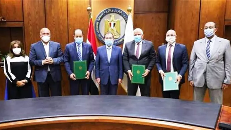 توقيع برتوكول توصيل الغاز المضغوط لـ١٤ ألف منزل فى الوادى الجديد.. بالصور