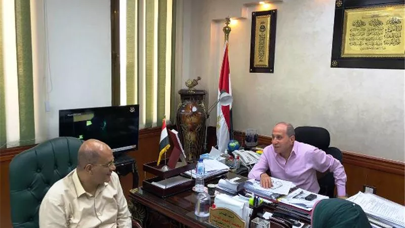 رئيس كهرباء القناة يستقبل طارق متولى لحل أزمة الكهرباء فى السويس.. بالصور