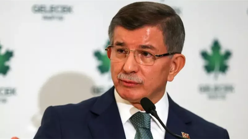 داوود أوغلو منتقدا اردوغان: الترويج لصهرك الذي اغرق تركيا في الديون يتعارض مع أخلاق الدولة