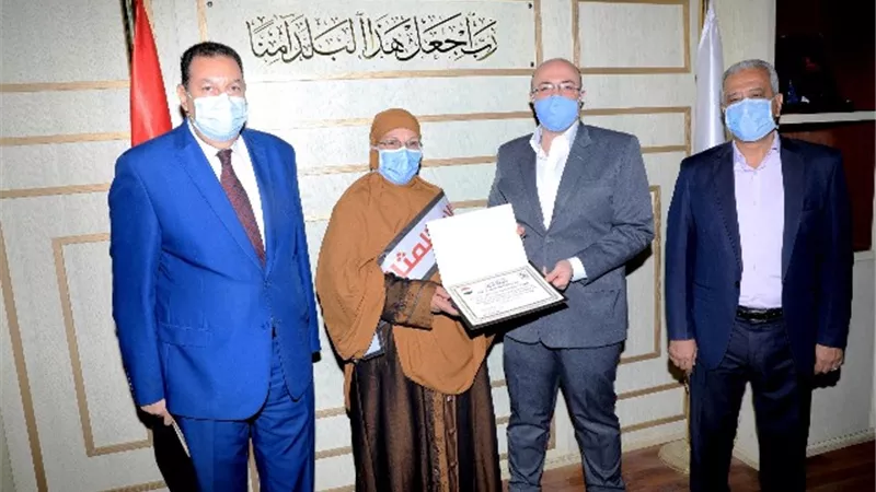 محافظ بني سويف يُكرم 12 أماً مثالية بديوان المحافظة.. بالصور