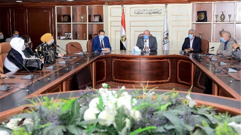 محافظ بنى سويف يُسلًم أجهزة حاسب آلى للمراكز والمدن.. بالصور