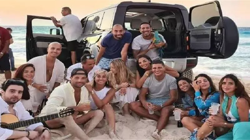 شخصيات شهيرة ظهرت مع الهضبة عمرو دياب فى كليب 