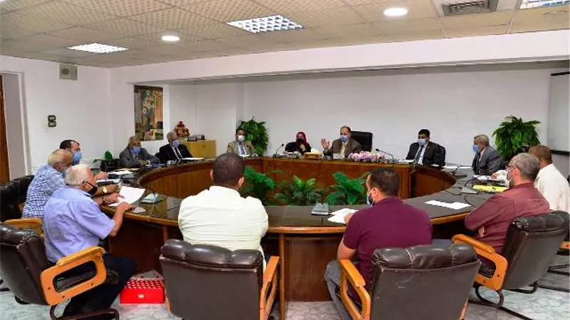 محافظ أسيوط يوجه بدراسة بعض المقترحات والشكاوى بالقطاعات الخدمية.. بالصور
