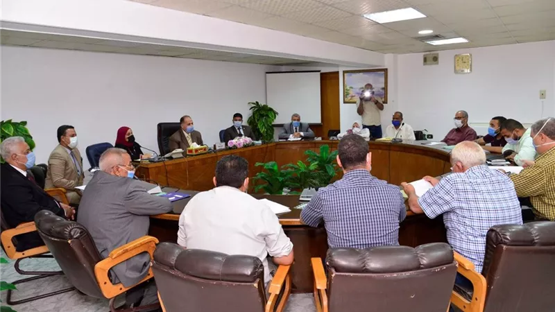 محافظ أسيوط يوجه بحل الشكاوى وتوفير فرص عمل بالقطاع الخاص