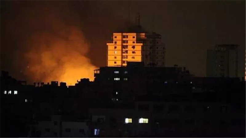الطيران الإسرائيلي يقصف حي الشجاعية في قطاع غزة