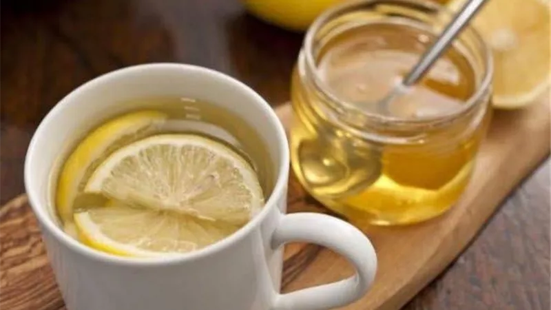 أهمها علاج مشكلات البشرة .. 6 فوائد الماء الدافئ بالليمون والعسل