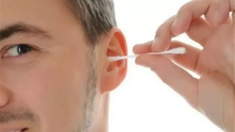 لماذا يجب الامتناع عن تنظيف الأذن بأعواد القطن؟