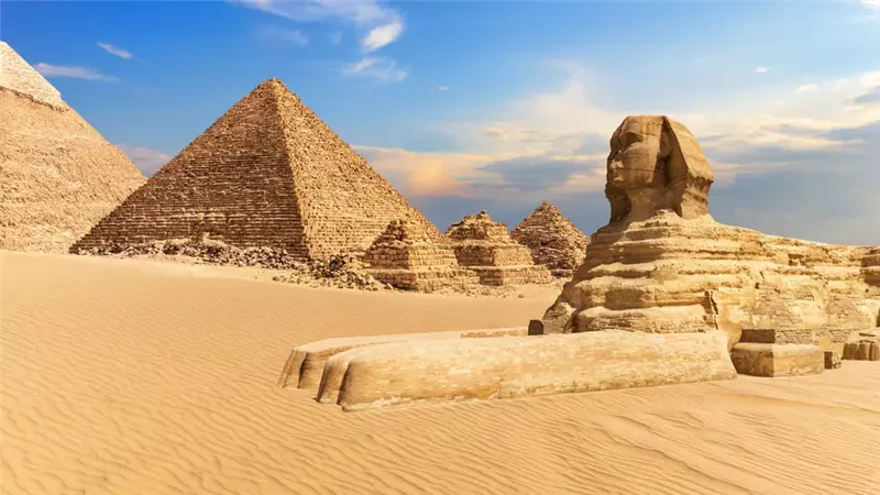 أمين عام منظمة السياحة العالمية فى جولة بالأهرامات