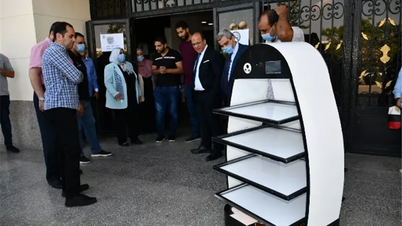 طلاب هندسة القناة يبتكرون روبوت محلي الصنع يعمل بالتحكم عن بعد.صور
