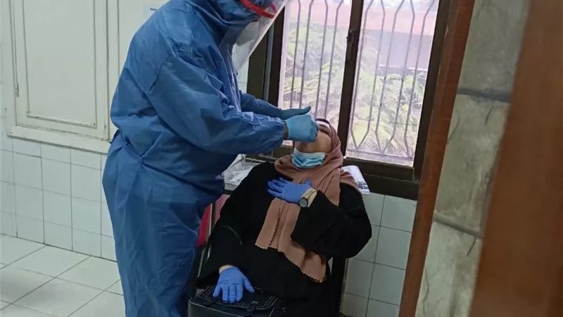 فحص كورونا ل١٥٠٠ مواطن مسافر للخارج بالمعمل الإقليمي بالزقازيق