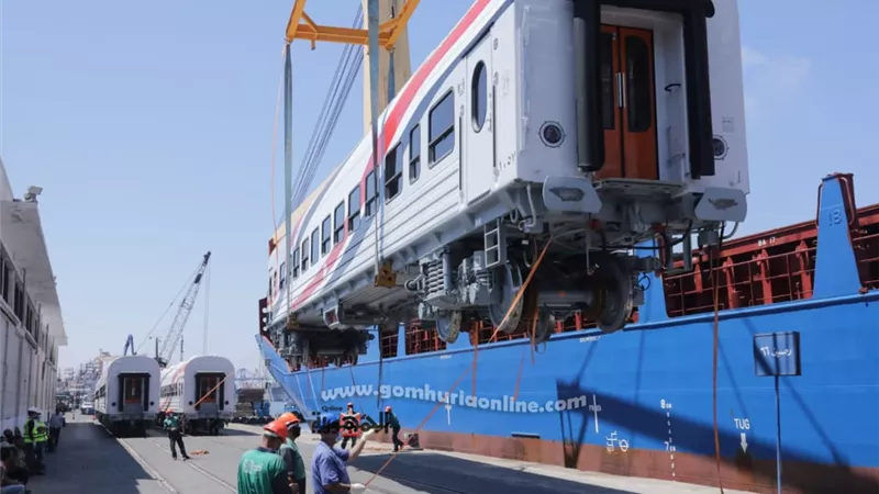 ميناء الاسكندرية يستقبل دفعة جديدة من عربات السكة الحديد الروسية المجرية