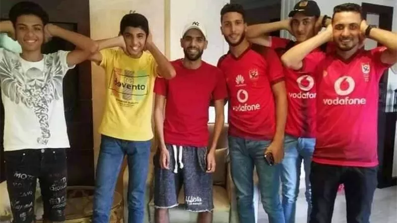 جماهير الأهلى تدعم مؤمن زكريا تزوره فى منزله.. صور
