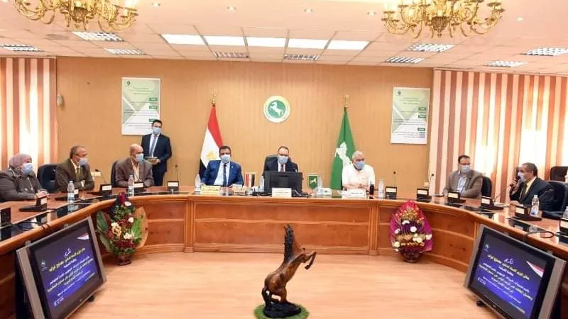 محافظ الشرقية يمنح ٣٧ من قيادات الزراعة والتموين والطب البيطري والعاملين المتميزين شهادات تقدير