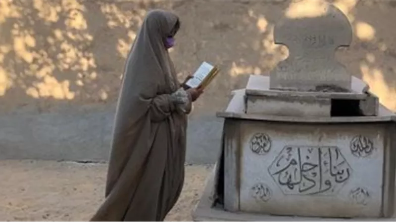 بوسي شلبى تزور قبر رجاء الجداوى وتتلو القرآن الكريم لها