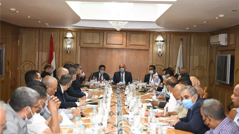 محافظ قنا ورئيس الهيئة العامة للاستثمار يلتقيان بعدد من المستثمرين