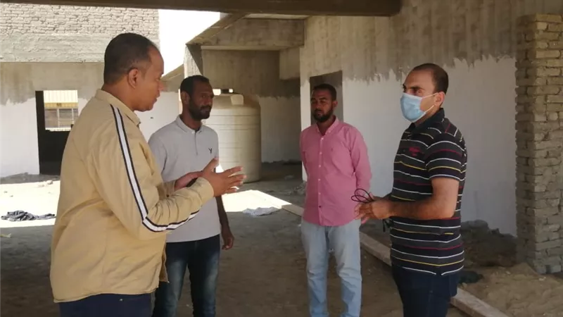 رئيس مركز الطود جنوب الأقصر يتابع أعمال إنشاء وتجديد عدد من المدارس