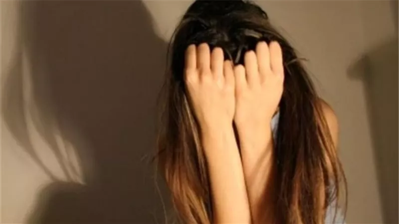 النيابة تحقق مع أب اعتدى جنسياً على ابنته لمدة 3 سنوات