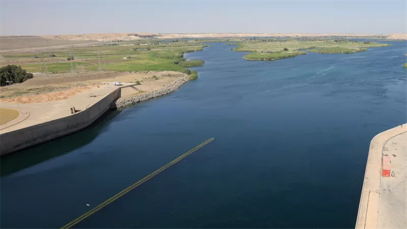 قوات روسية تنصب جسرا عائما فوق الفرات بدير الزور لنقل المعدات العسكرية