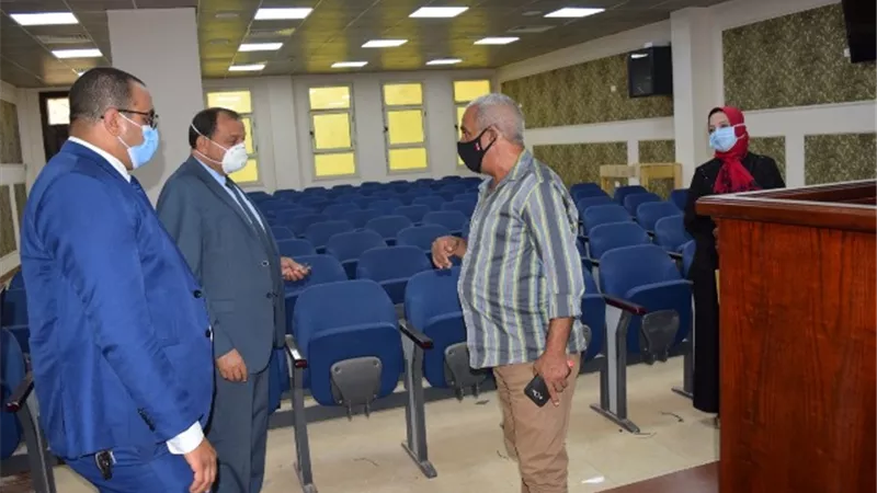رئيس جامعة بنى سويف يتفقد التجهيزات النهائية لدار الضيافة بشرق النيل .صور