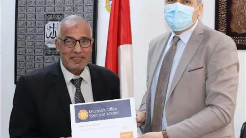 وكيل أول وزارة التعليم بالقاهرة يحصل على شهادة الماستر للمايكروسوفت